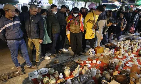Phiên chợ cả năm chỉ họp một lần, đông nhất vào nửa đêm và rạng sáng, cách Hà Nội chưa tới 100km